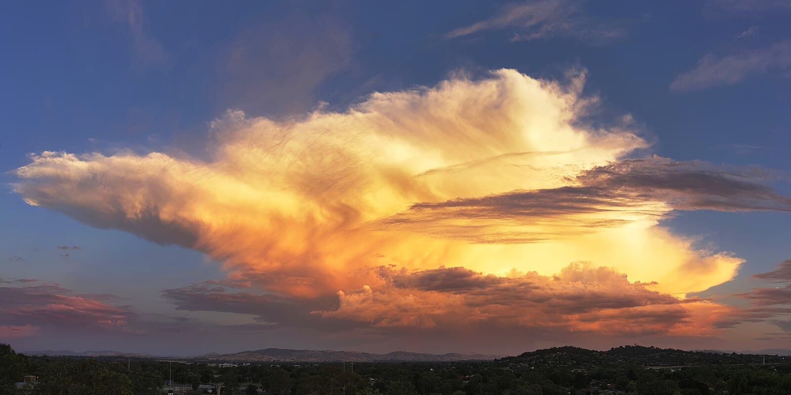 Nuvem cumulonimbus carregada de chuva ao entardecer