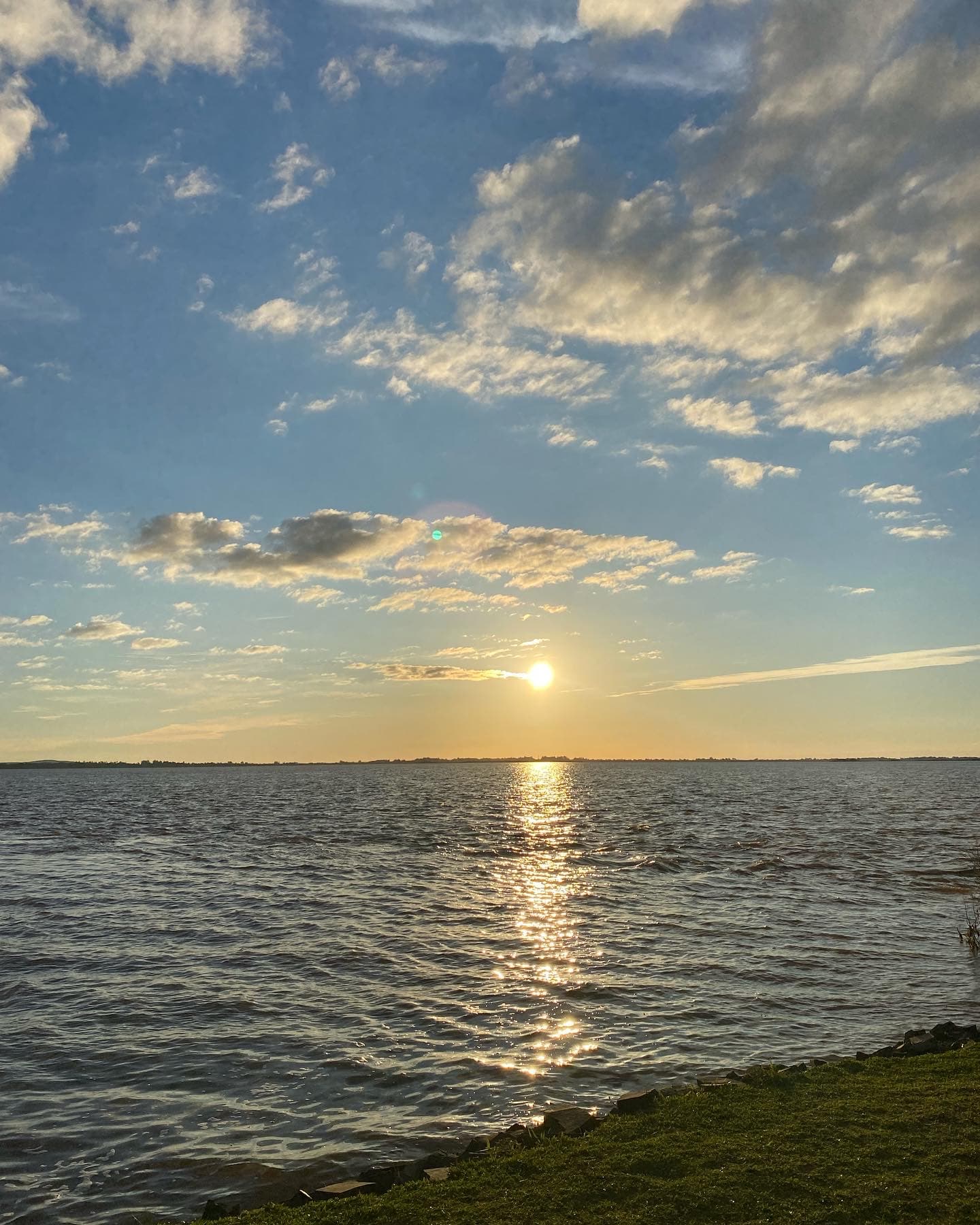 Pôr do sol no Lago Guaíba, na Região Metropolitana de Porto Alegre