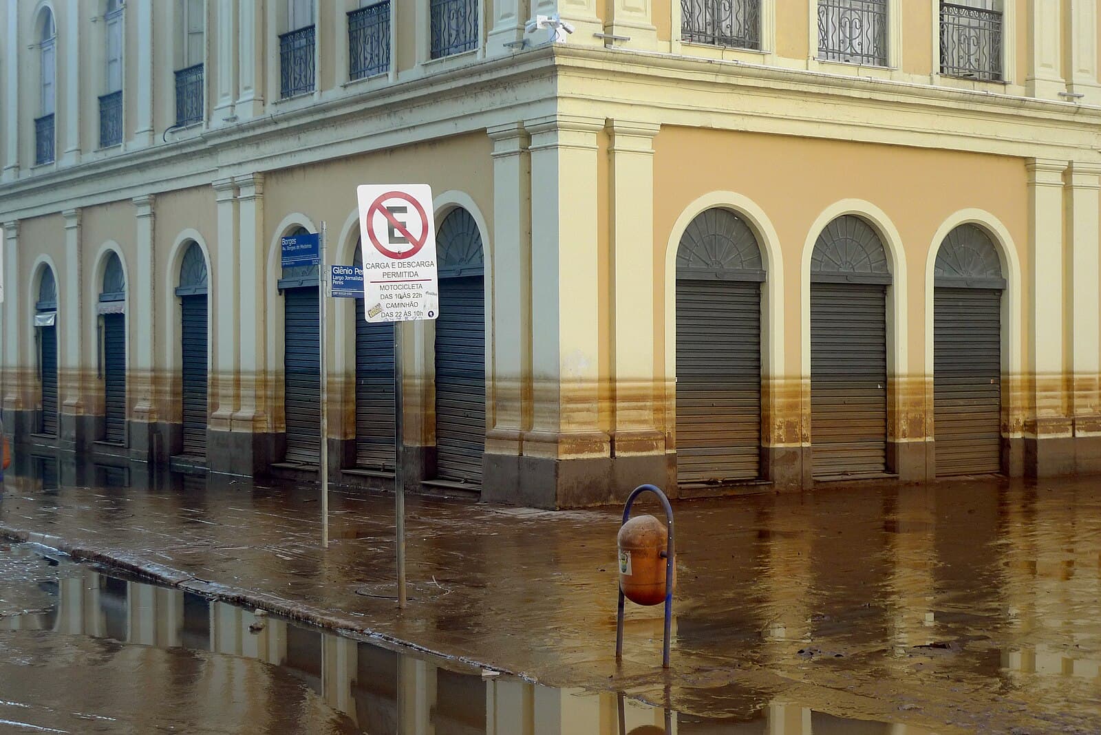 Rua alagada em Porto Alegre durante a enchente histórica de 2024