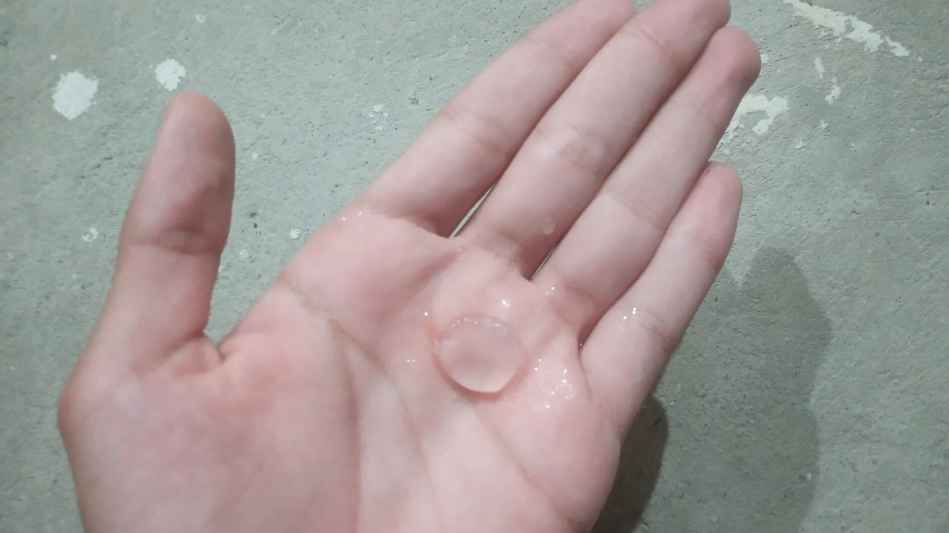 Pedras de granizo acumuladas no chão após temporal severo